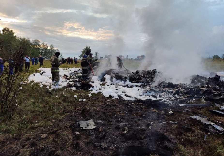 Firefighters work amid an aircraft wreckage at an accident scene following the crash of a private jet in the Tver region, Russia, Aug 23. Photo: Reuters