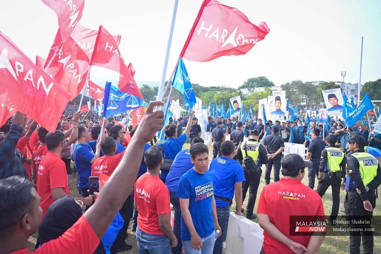Penyokong Pakatan Harapan-Barisan Nasional dan Perikatan Nasional di luar pusat penamaan calon di Selangor, pada hari penamaan calon untuk Pilihan Raya Negeri pada 29 Julai.