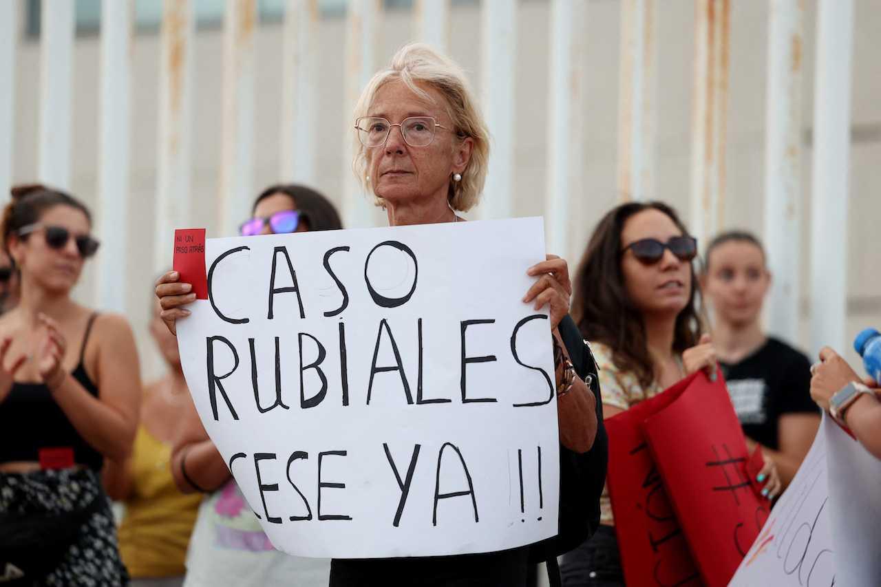 People hold banners as they protest against president of the Royal Spanish Football Federation, Luis Rubiales, Aug 25. Photo: Reuters
