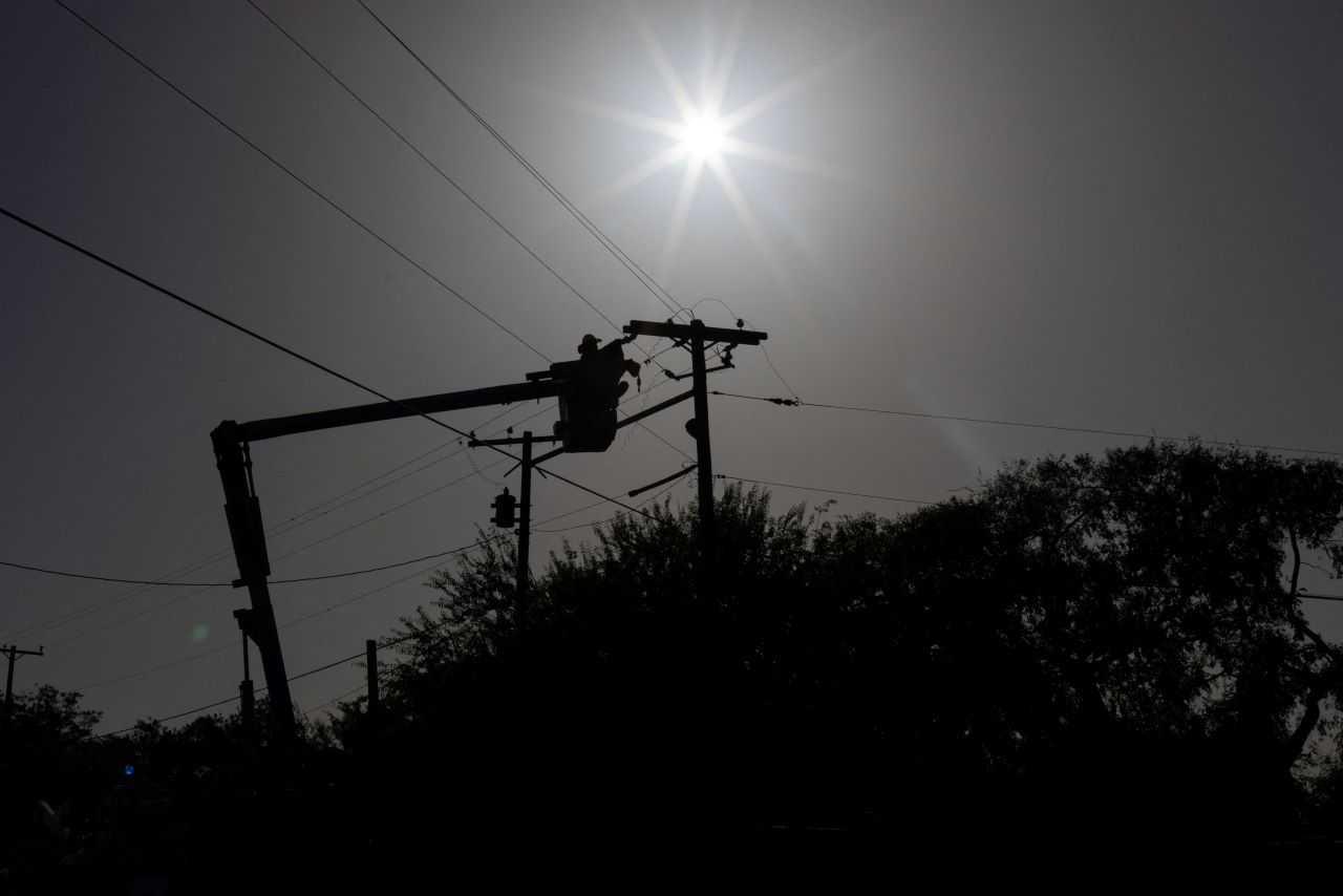 Seorang pekerja American Electric Power membaiki kabel elektrik semasa gelombang panas di Eagle Pass, Texas, AS 28 Julai. Gambar: Reuters