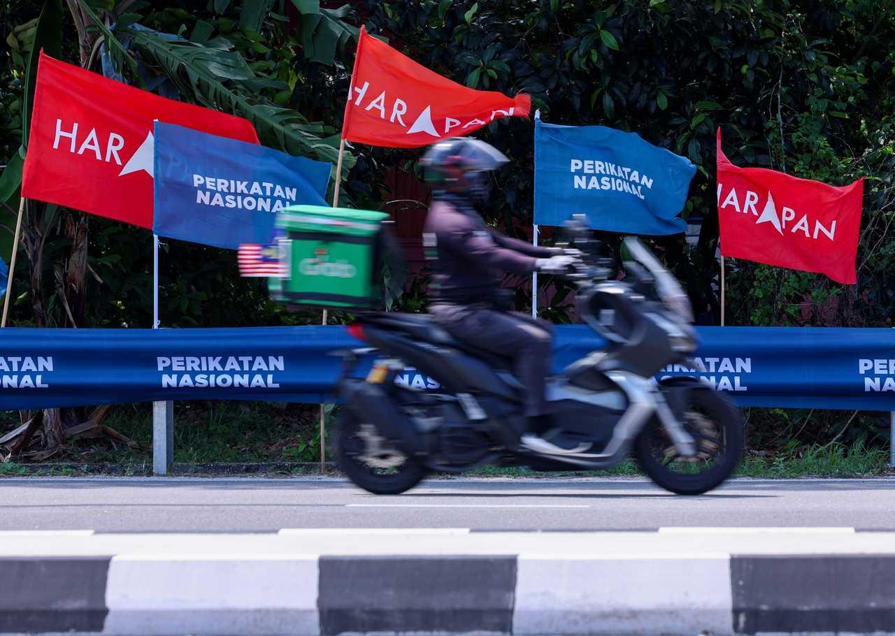 Party flags put up in Muar ahead of the by-election in Simpang Jeram, Johor. Photo: Bernama 
