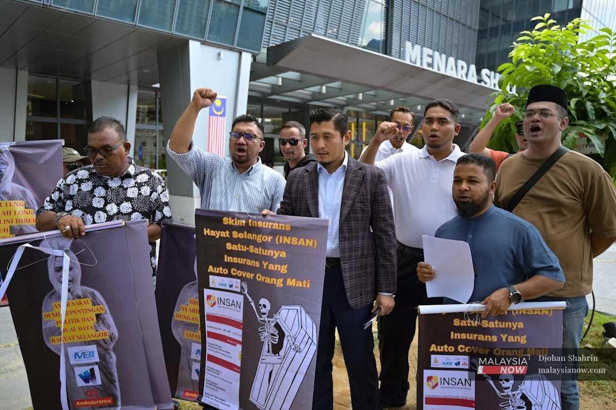 Gombak Setia assemblyman Hilman Idham (centre), seen here with several political activists, including Badrul Hisham Shaharin (left), after submitting a memorandum to representatives of AmGeneral Insurance in Brickfields today, Aug 29.