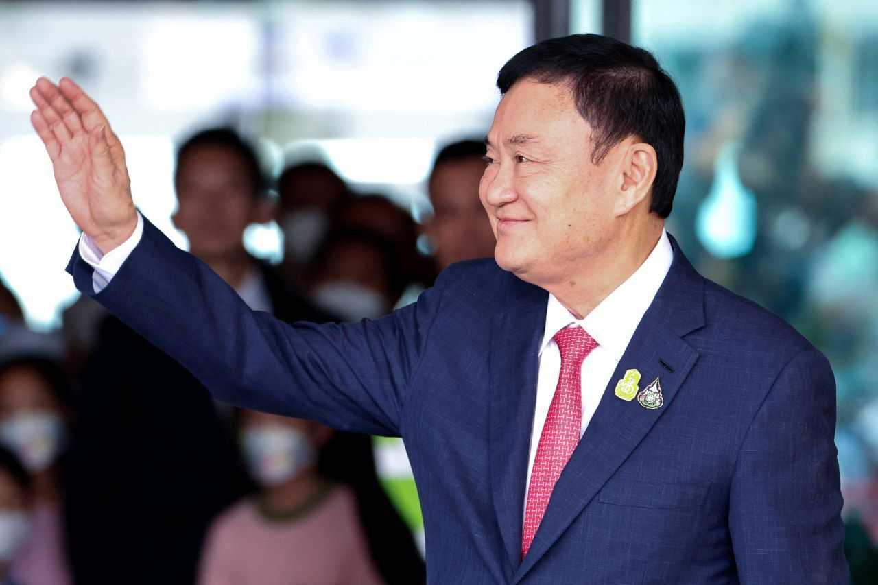 Former Thai prime minister Thaksin Shinawatra waves at Don Mueang airport in Bangkok, Thailand Aug 22. Photo: Reuters