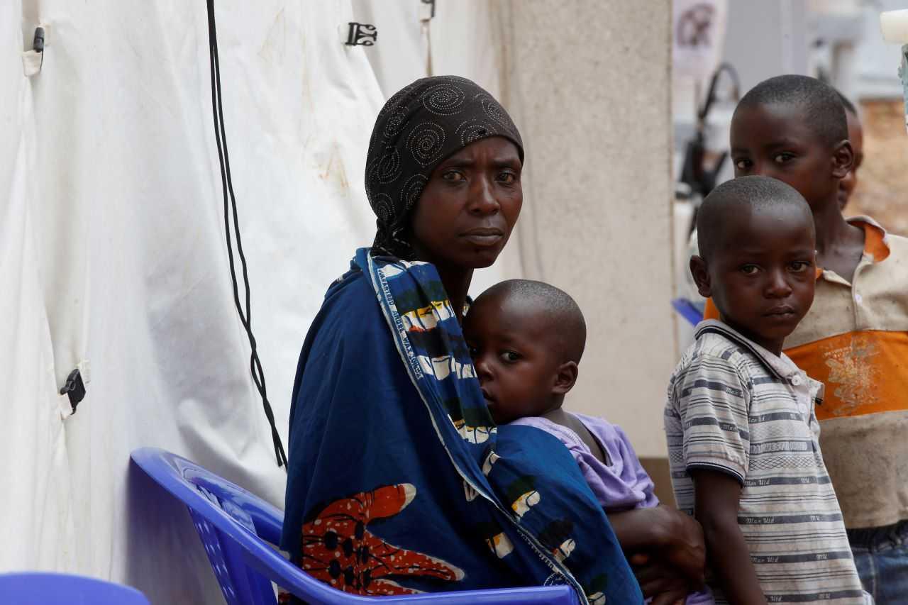 Seorang wanita Congo dan anak-anaknya duduk di pusat rawatan di Butembo di Republik Demokratik Congo, 28 Mac 2019. Gambar: Reuters