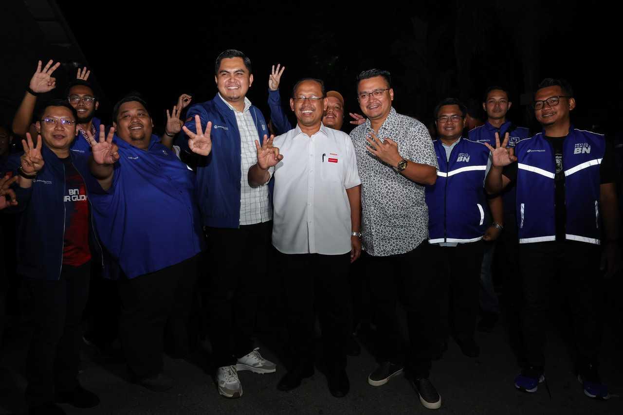 Umno Youth chief Dr Muhammad Akmal Saleh (fourth left) with Pakatan Harapan's candidate for the Pulai parliamentary seat, Suhaizan Kaiat (centre), at an event in Johor Bahru, Aug 28. Photo: Bernama
