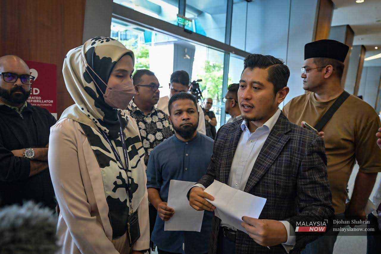 Adun Gombak Setia, Hilman Idham berkata sesuatu kepada wakil AmGeneral Insurance semasa menyerahkan memorandum rakyat Selangor bagi memohon tanggungjawab korporat terhadap integriti berkaitan skim insurans hayat Selangor di Jalan Tun Sambathan, 29 Ogos.