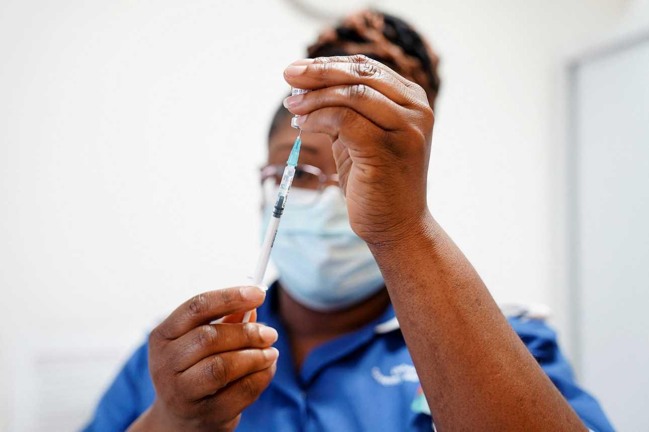 A nurse prepares a dose of Covid-19 vaccine at University Hospital Coventry, in Coventry, Britain, April 22, 2022. Photo: Reuters
