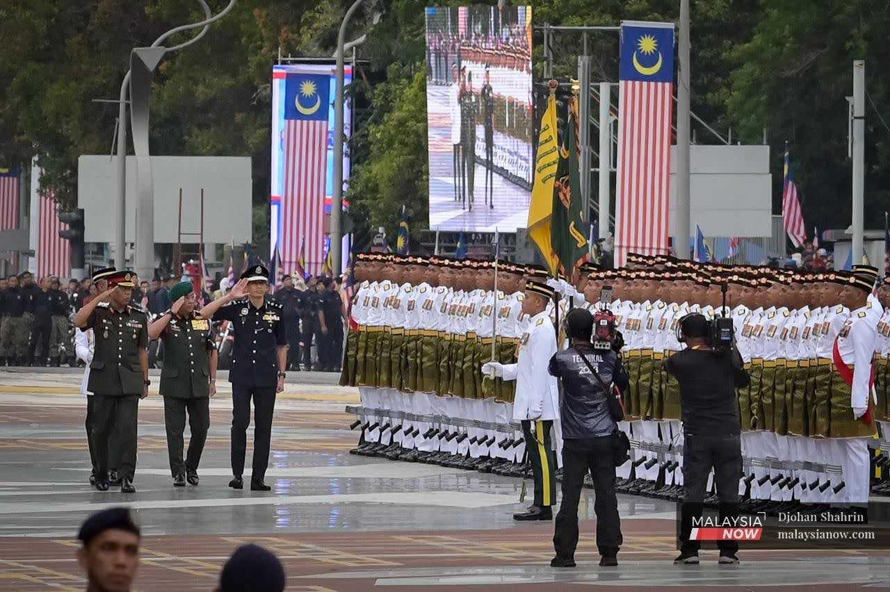 Sultan Abdullah inspects the guard of honour.