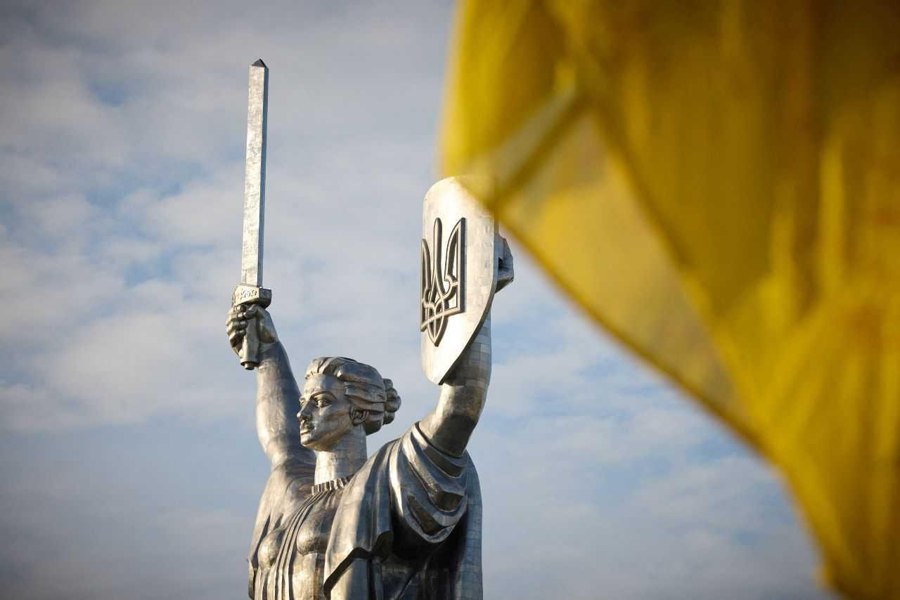 A Ukrainian national flag waves in front of the 'Motherland' monument during a rising ceremony of Ukraine's biggest national flag to mark the Day of the State Flag, amid Russia's attack on Ukraine, in Kyiv, Ukraine Aug 23. Photo: Reuters