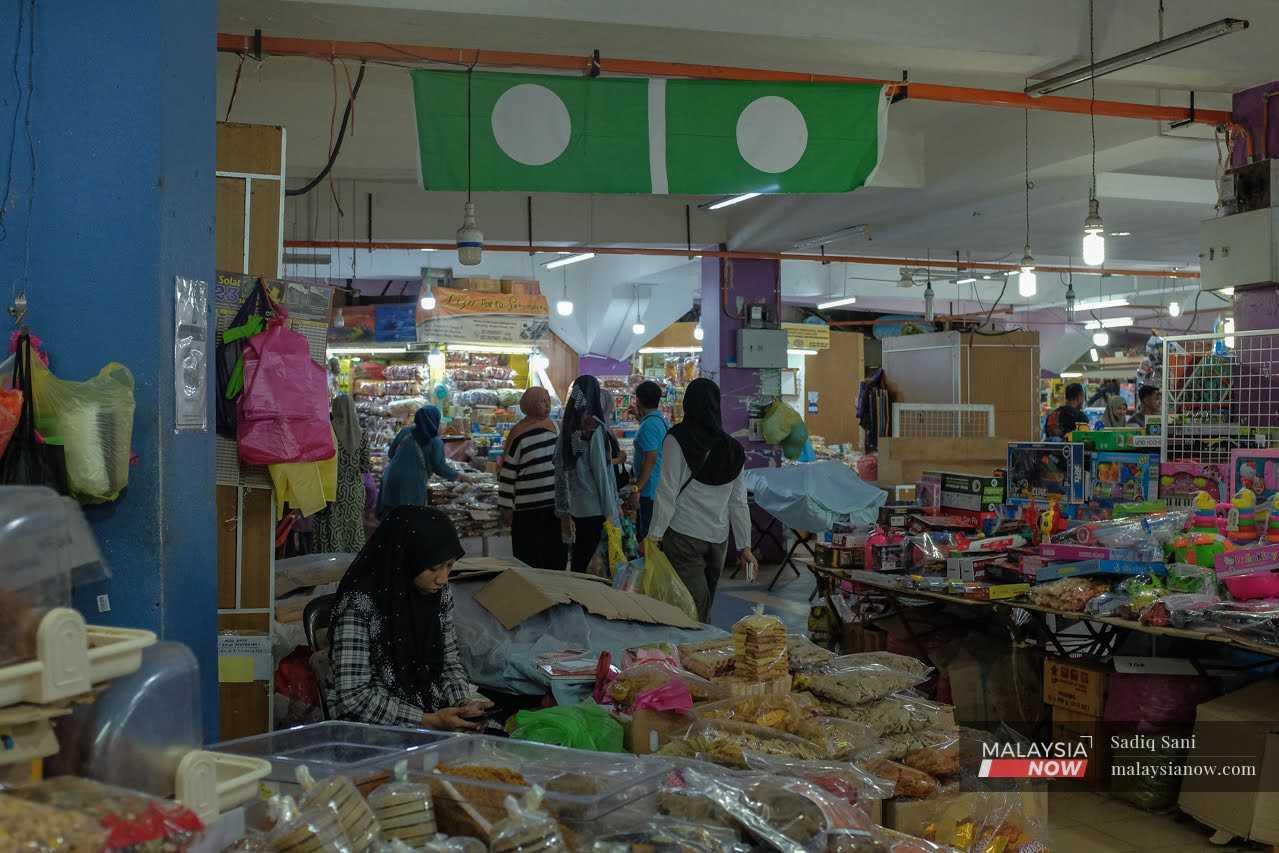 Seorang peniaga menunggu pelanggan di kedainya di dalam pasar Siti Khadijah di Kota Bharu, Kelantan pada 4 Jun lalu.
