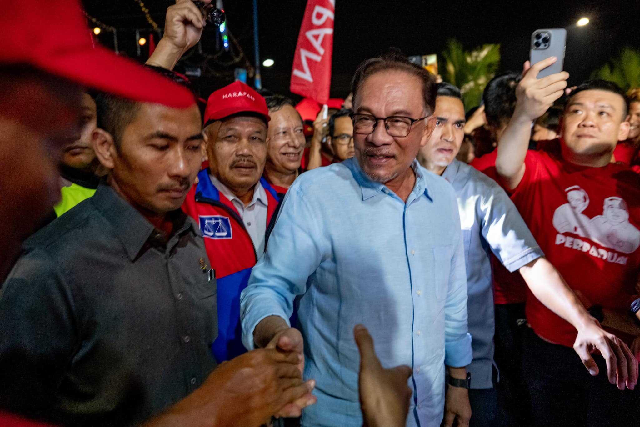 Prime Minister Anwar Ibrahim greets the audience at a ceramah in Simpang Jeram, Johor, Sept 3. Photo: Facebook