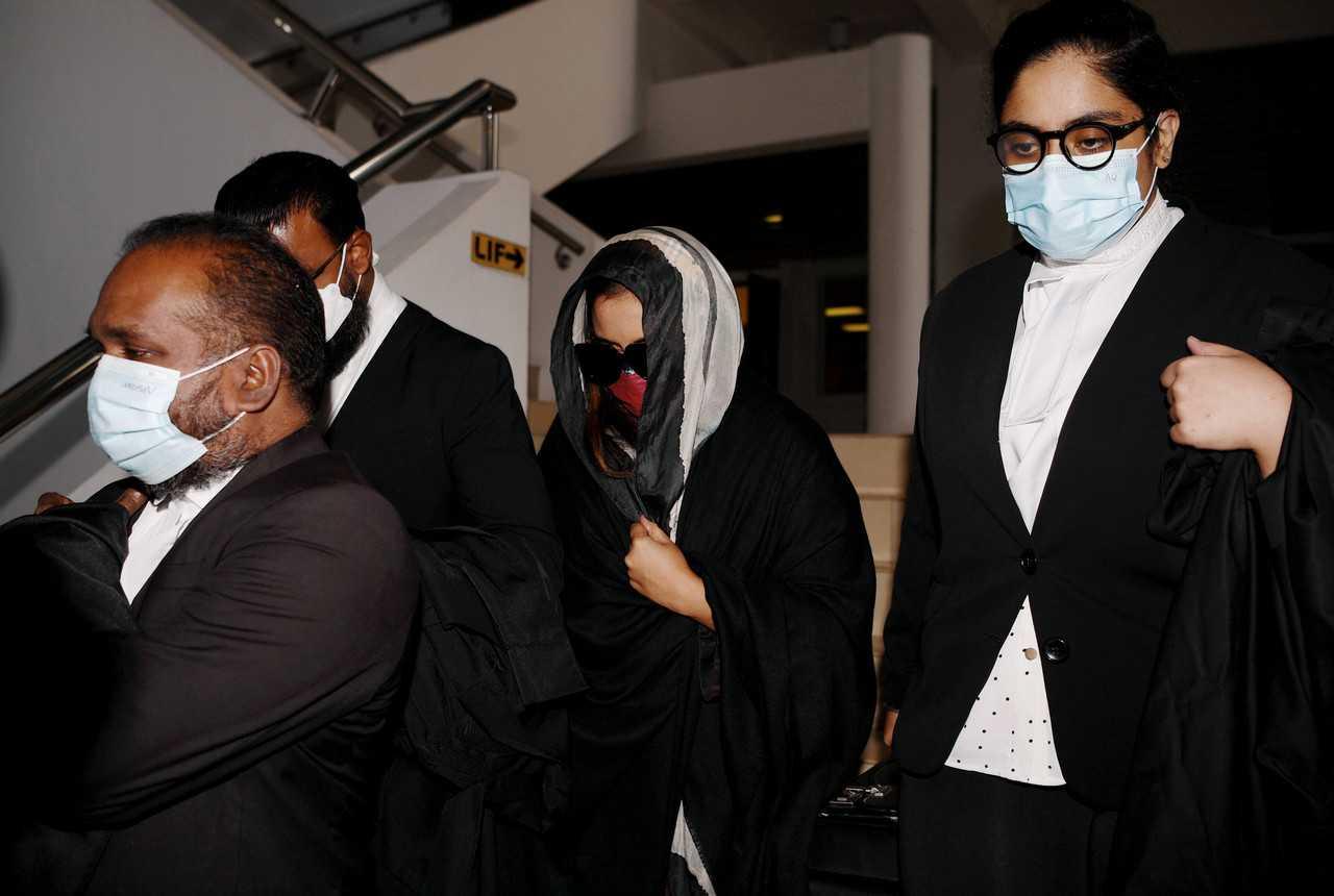 Gambar fail Samirah Muzaffar (dua kanan), balu kepada Ketua Pegawai Eksekutif Cradle Fund Nazrin Hassan, meninggalkan Mahkamah Tinggi Shah Alam. Gambar: Bernama