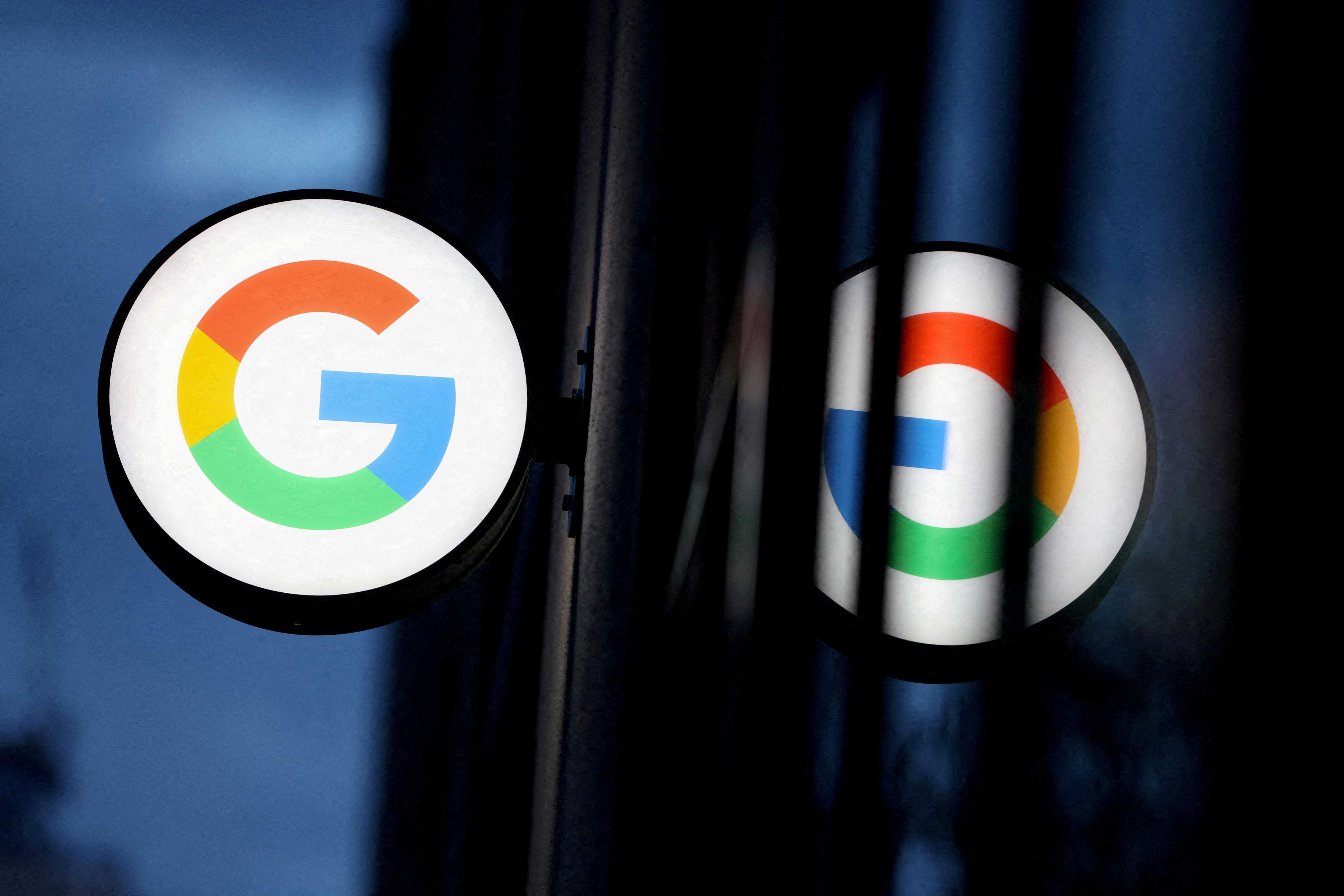Logo Google LLC dilihat di Google Store Chelsea di Manhattan, New York City, 17 November 2021. Gambar: Reuters