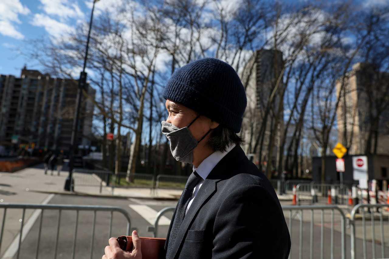Bekas jurubank Goldman Sachs Roger Ng keluar dari Mahkamah Persekutuan Brooklyn selepas dijatuhi hukuman penjara kerana membantu menyeleweng dana 1MDB, di Brooklyn, New York, 9 Mac. Gambar: Reuters