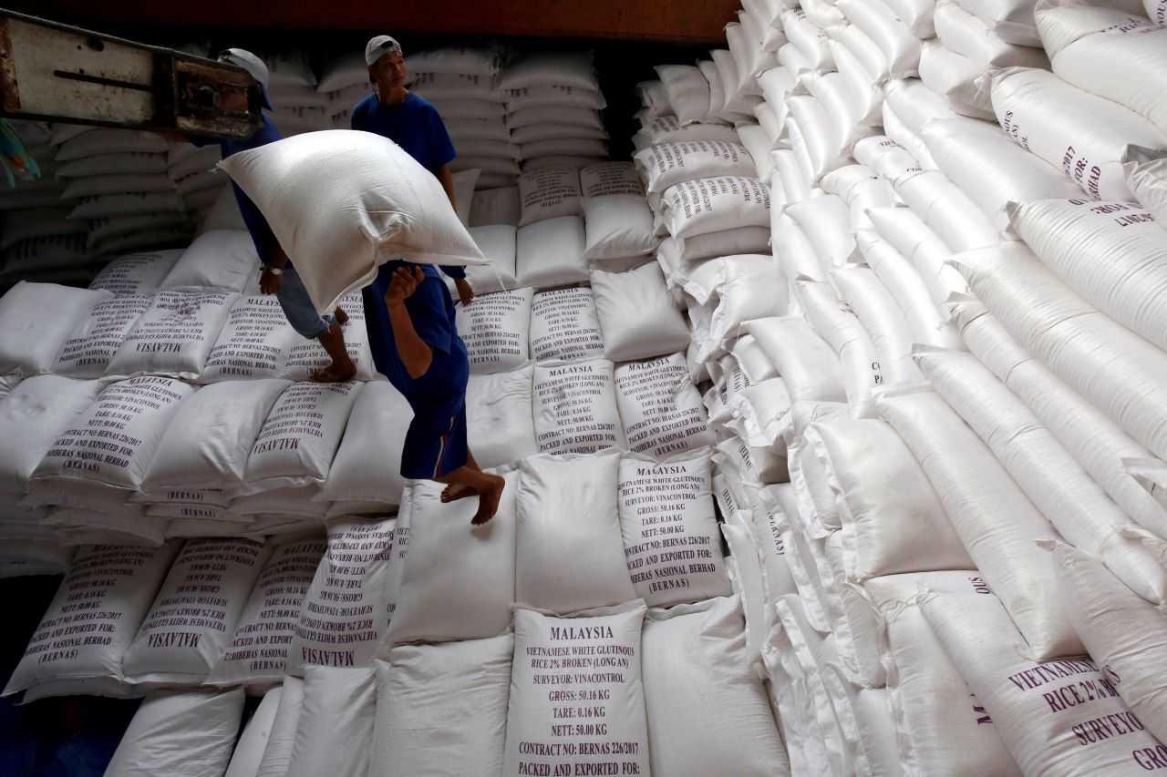 Men load rice bags to a ship for export at a rice processing factory in Vietnam's southern Mekong delta, Vietnam July 6, 2017. Photo: Reuters