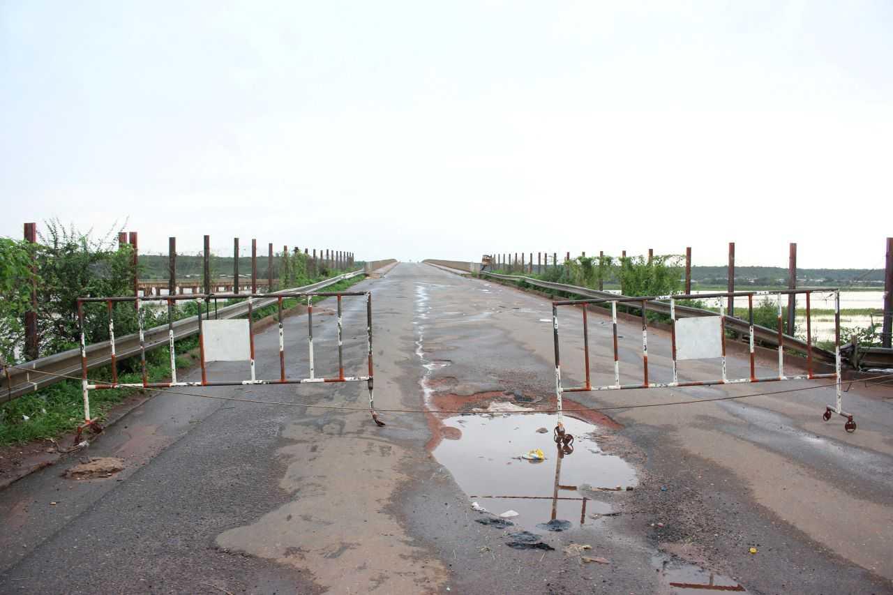 A barrier is installed at the beginning of a bridge crossing the Niger River in the border town of Malanville, Benin Aug 17. Photo: Reuters