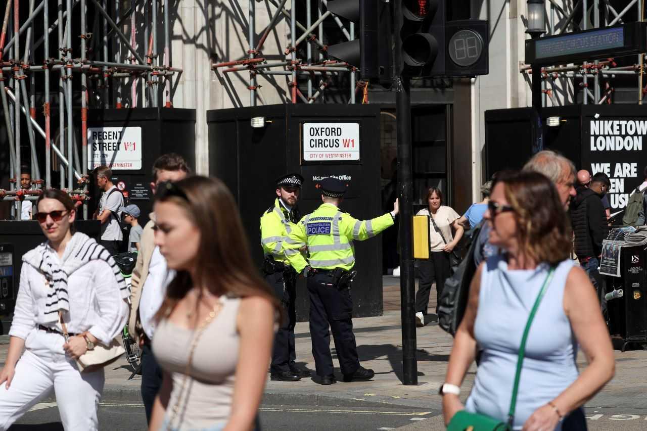 Police officers keep watch on Oxford Street in London, Britain Aug 9. Photo: Reuters