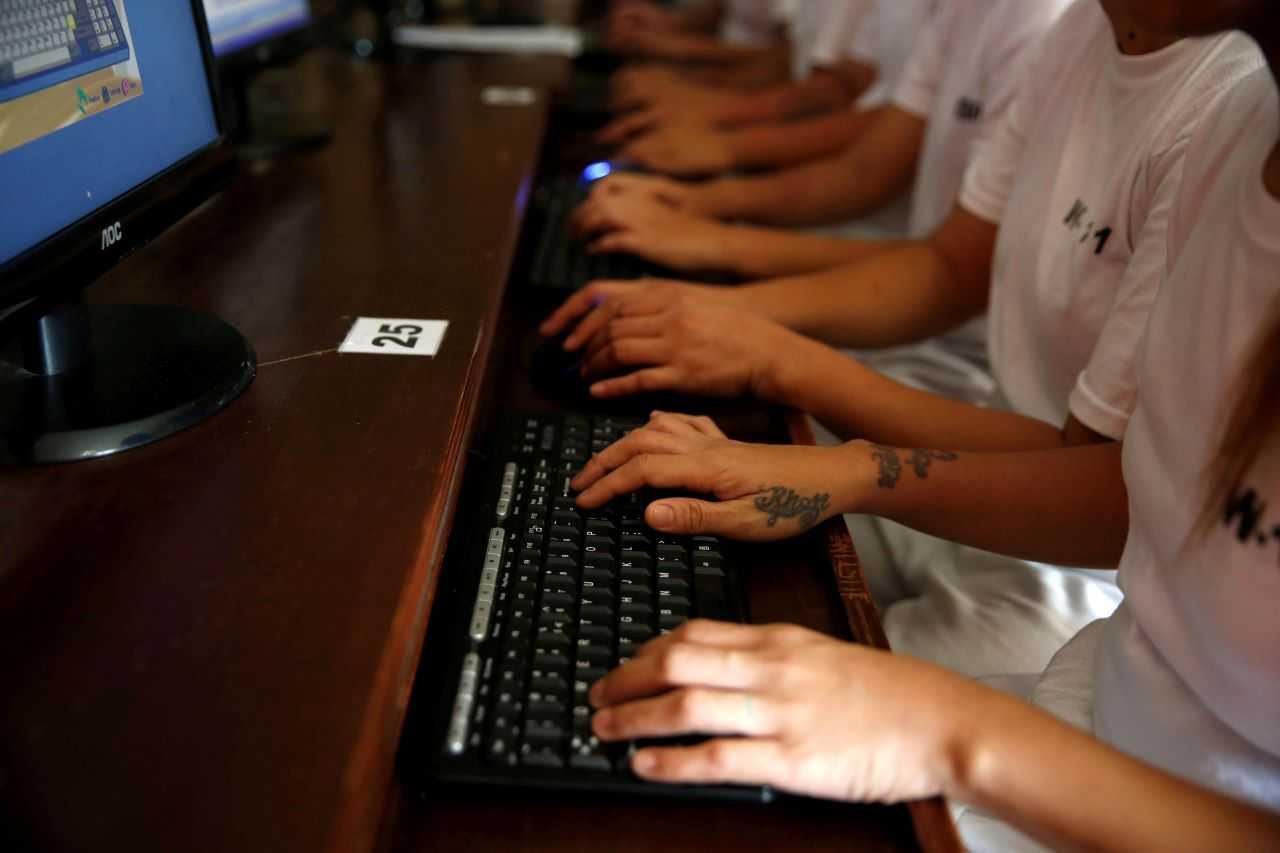Users get computer training as part of a recovery training and livelihood project at a rehabilitation centre in Pampanga province, in northern Philippines, Oct 6, 2016. Photo: Reuters
