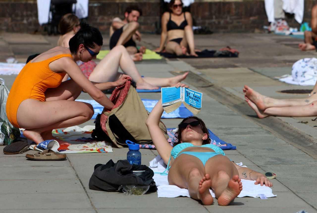 Pengunjung menyejukkan badan semasa gelombang panas di Charlton Lido di London, Britain, 6 September. Gambar: Reuters