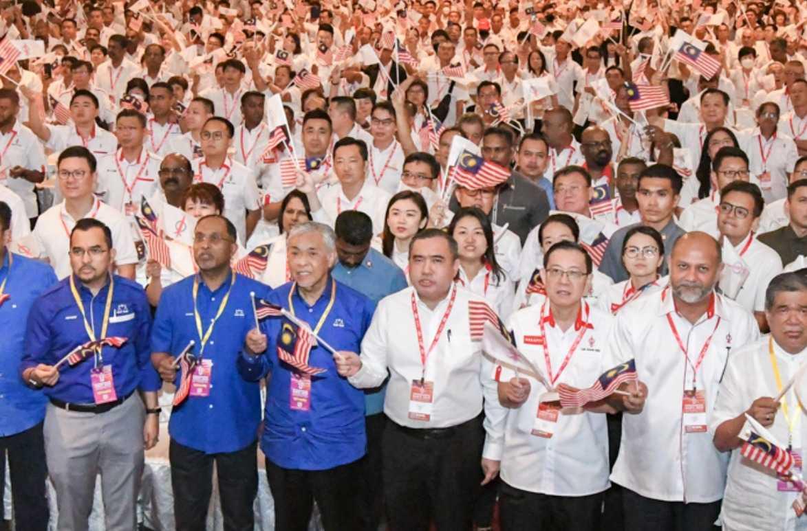 Ahmad Zahid Hamidi pada Konvensyen DAP 2023 pada 10 September di Putrajaya. Seorang pemimpin Umno telah memberi amaran kepada parti itu bahawa sebarang usaha membentuk gabungan dalam kerajaan persekutuan hanya akan menyukarkan parti Melayu itu untuk keluar daripada masalah politik semasa.