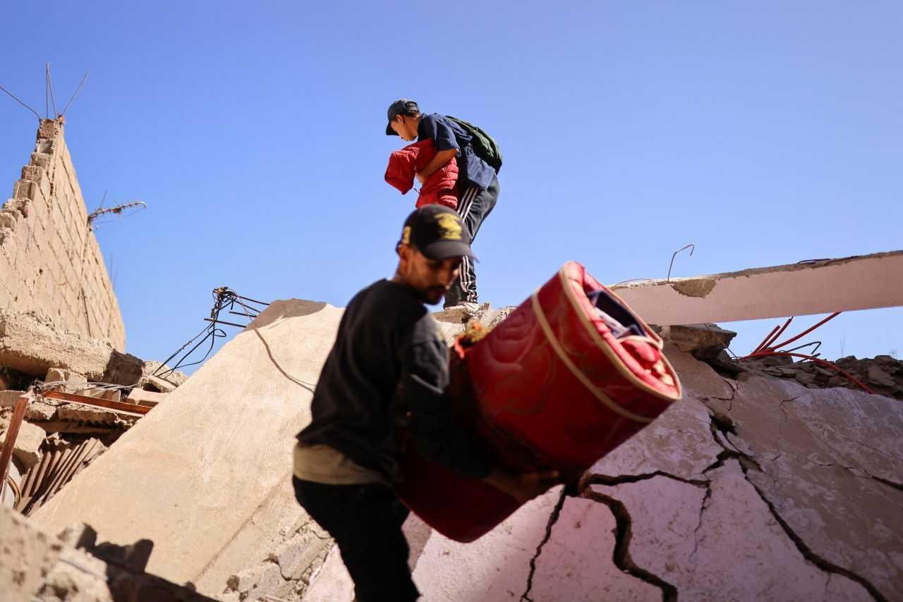 Orang ramai memeriksa bangunan yang musnah, selepas gempa bumi yang mengorbankan ribuan nyawa, di Amizmiz, Maghribi, 10 September. Gambar: Reuters