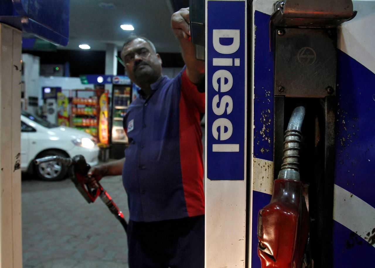 Seorang pekerja menghidupkan pam bahan api sebelum mengisi kereta dengan diesel di stesen minyak di New Delhi, 13 September 2012. Gambar: Reuters