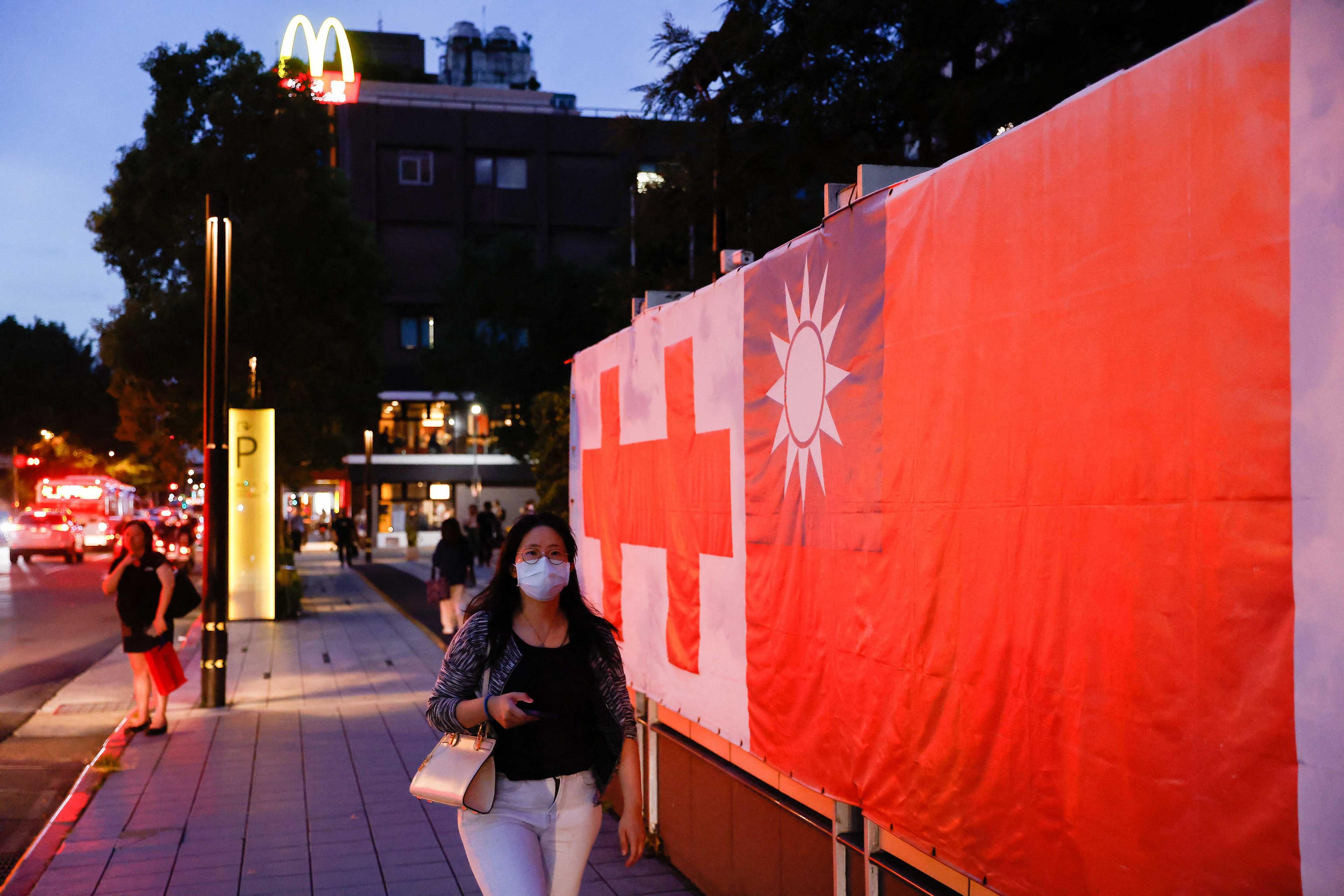 A woman walks past a Taiwan flag in Taipei, Taiwan Aug 18. Photo: Reuters