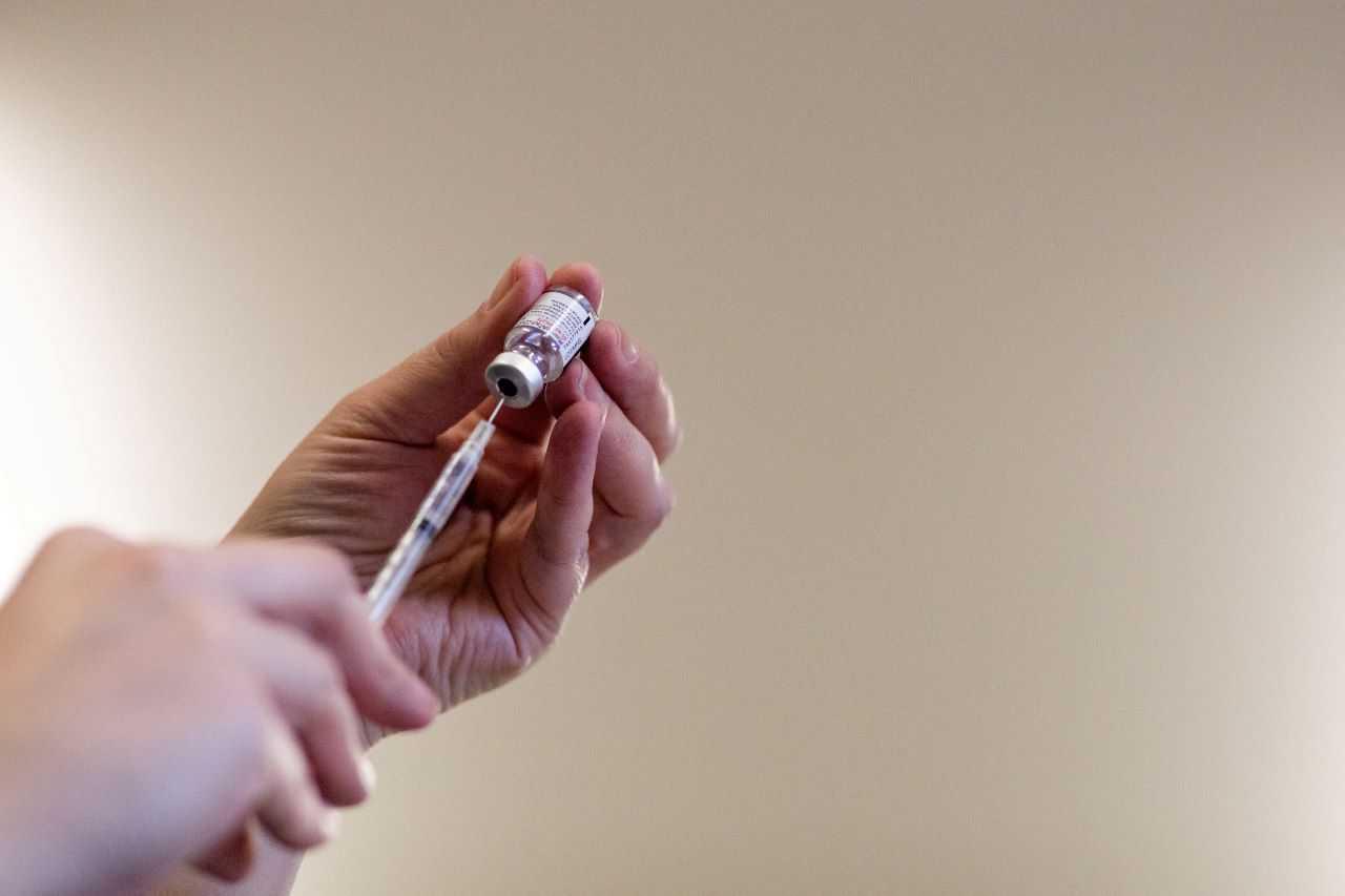 A nurse fills up syringes with Covid-19 vaccines in Waterford, Michigan, US, April 8, 2022. Photo: Reuters