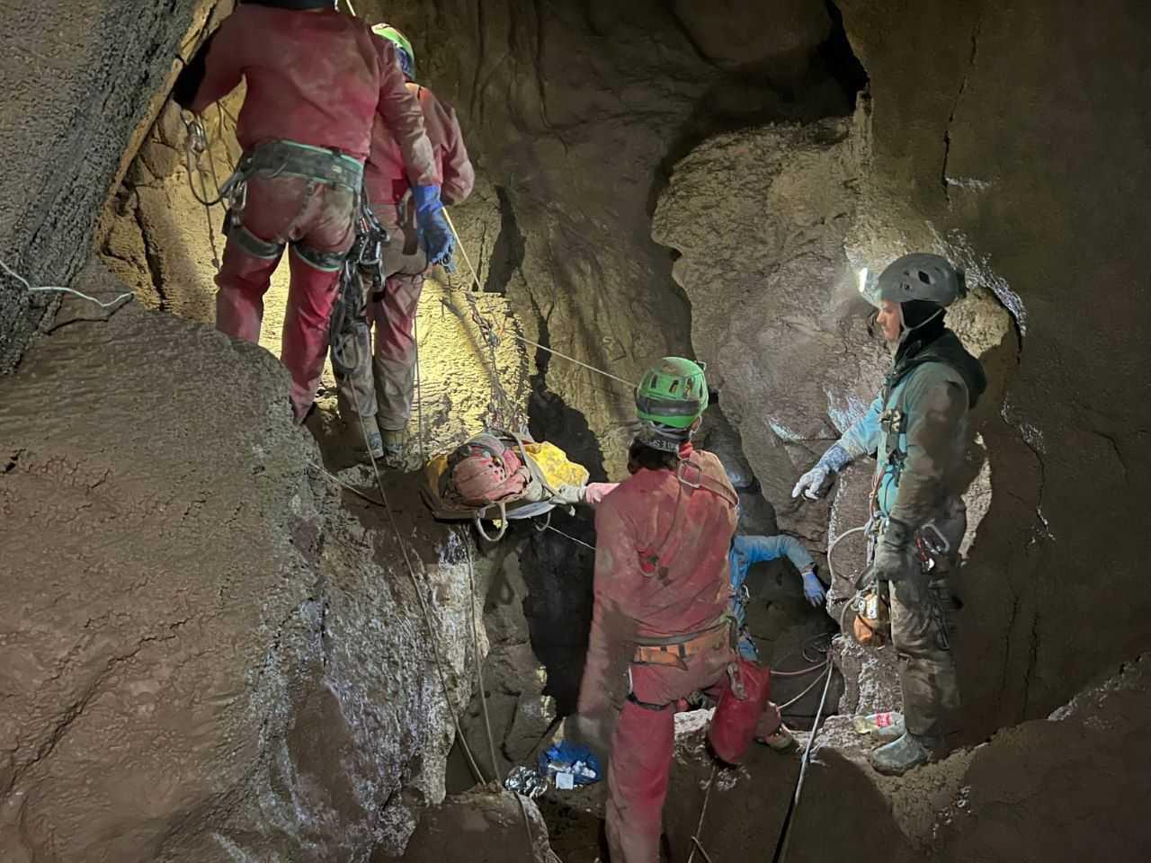 Italian Alpine rescuers (CNSAS) carry US caver Mark Dickey on stretcher as part of a rescue operation in Morca Cave in Mersin province, southern Turkey Sept 11. Photo: Reuters