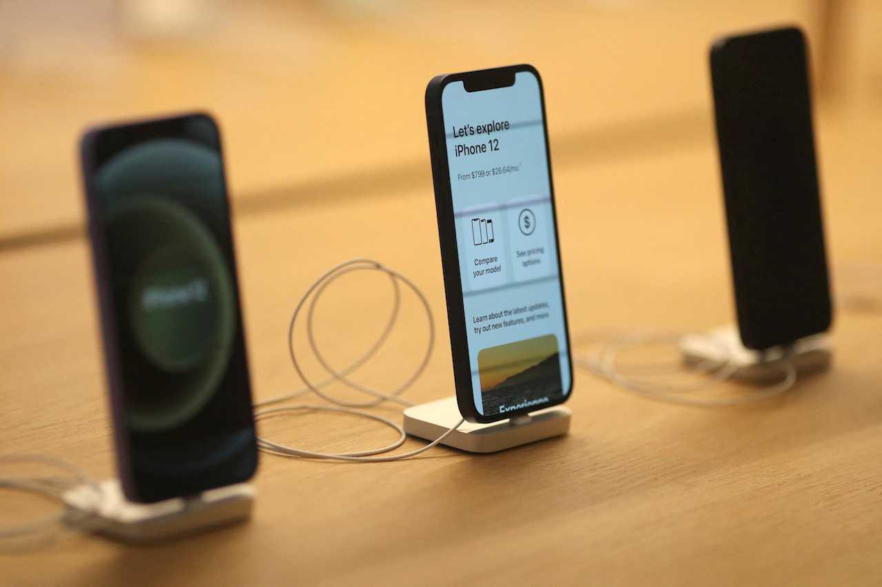 iPhone 12 phones are seen at the Apple Store on Broadway in downtown Los Angeles, California, June 24, 2021. Photo: Reuters