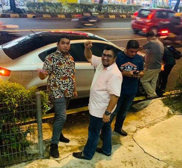 Aktivis politik Badrul Hisham Shaharin ketika ditahan di luar Ibu Pejabat PAS di Kuala Lumpur.