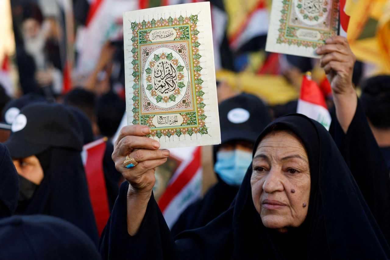 Seorang penunjuk perasaan Iraq memegang al-Quran semasa protes berhampiran Zon Hijau terhadap pembakaran naskhah al-Quran dan bendera Iraq di Stockholm, di Baghdad, Iraq 22 Julai. Gambar: Reuters