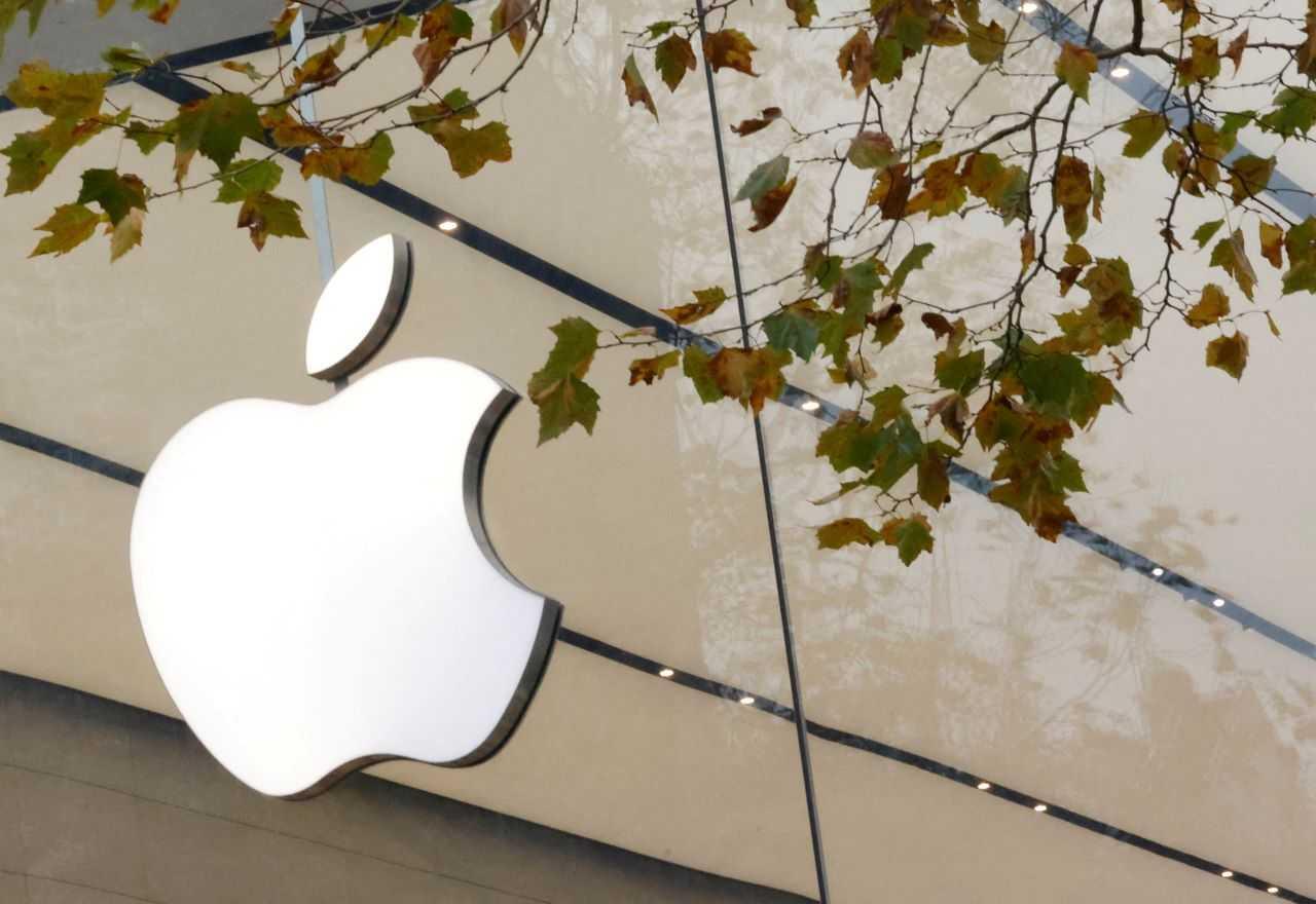 The Apple Inc logo is seen at the entrance to the Apple store in Brussels, Belgium Nov 28, 2022. Photo: Reuters