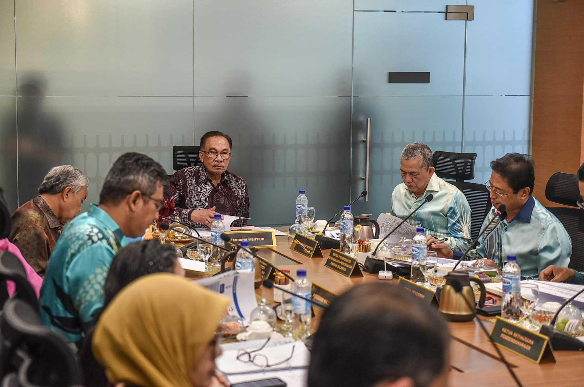 Prime Minister Anwar Ibrahim chairs a meeting of the Special Cabinet Committee on National Governance at the Parliament building, Sept 14. Photo: Facebook