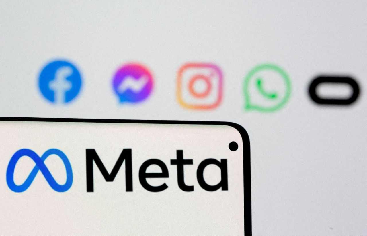 Facebook's new rebrand logo Meta is seen on smartphone in front of displayed logo of Facebook, Messenger, Instagram, Whatsapp and Oculus in this illustration picture taken Oct 28, 2021. Photo: Reuters
