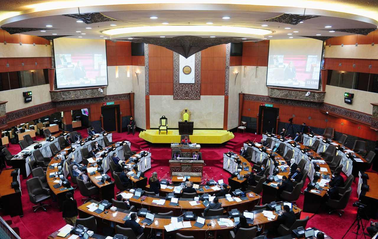 Gambar fail ahli Dewan Undangan Negeri (Adun) semasa sesi soal jawab persidangan di DUN Selangor. Gambar: Bernama