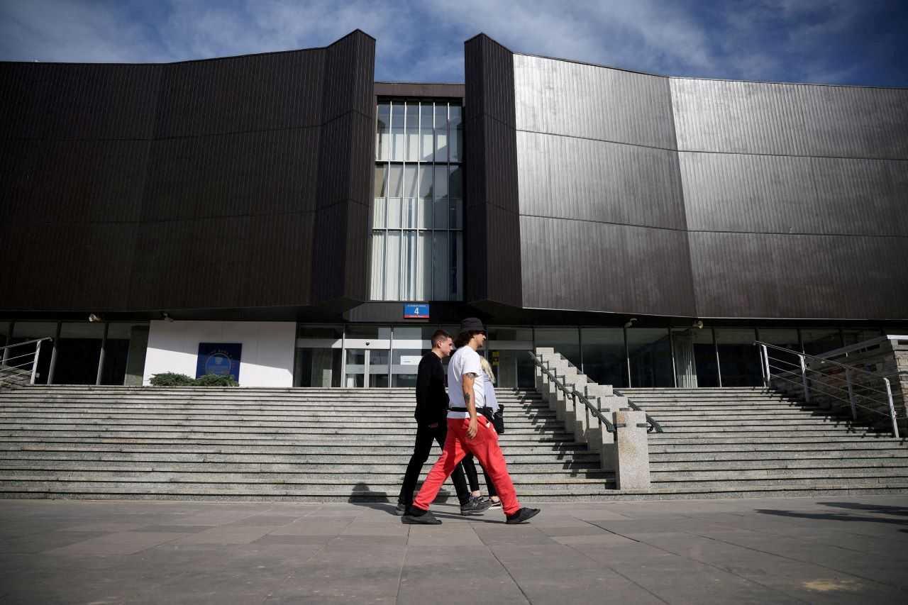 People walk past the Polish central bank building in Warsaw, Poland, Sept 8, 2022. Photo: Reuters