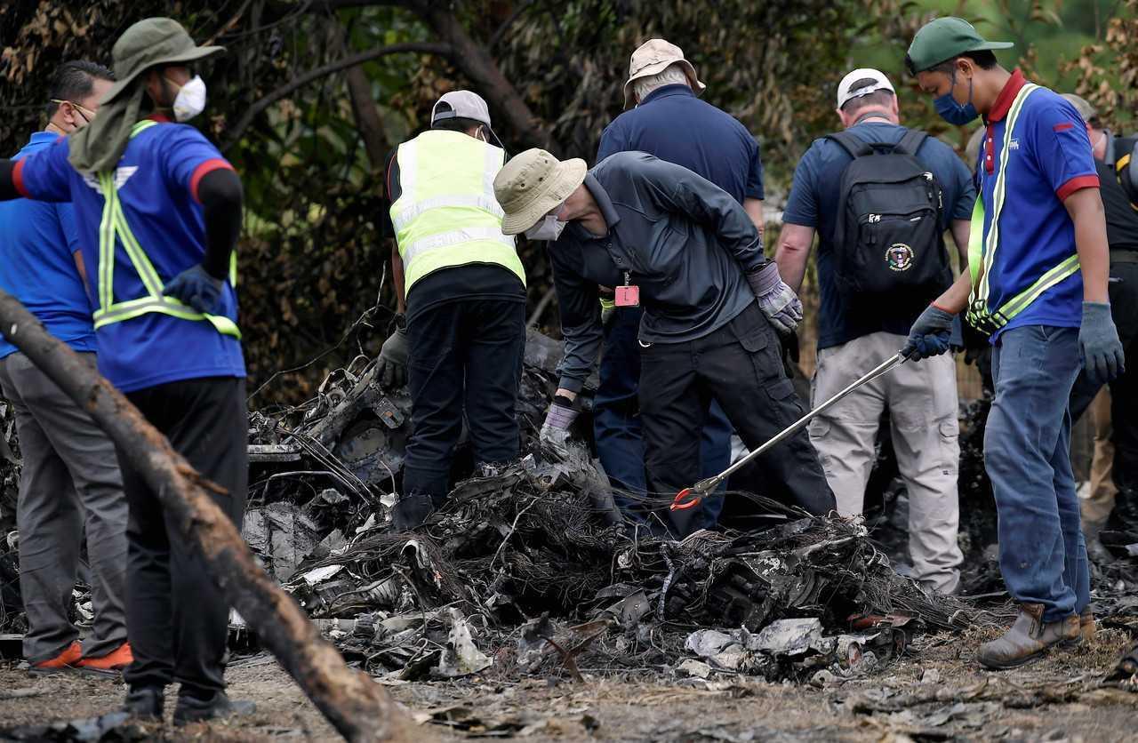 Pasukan penyiasat dari Lembaga Keselamatan Pengangkutan kebangsaan Amerika Syarikat (NTSB), Pentadbiran Penerbangan Persekutuan (FAA) dan pembuat pesawat Beechcraft tiba bagi membuat siasatan di lokasi nahas pesawat terhempas di Bandar Elmina Shah Alam, 21 Ogos. Gambar: Bernama