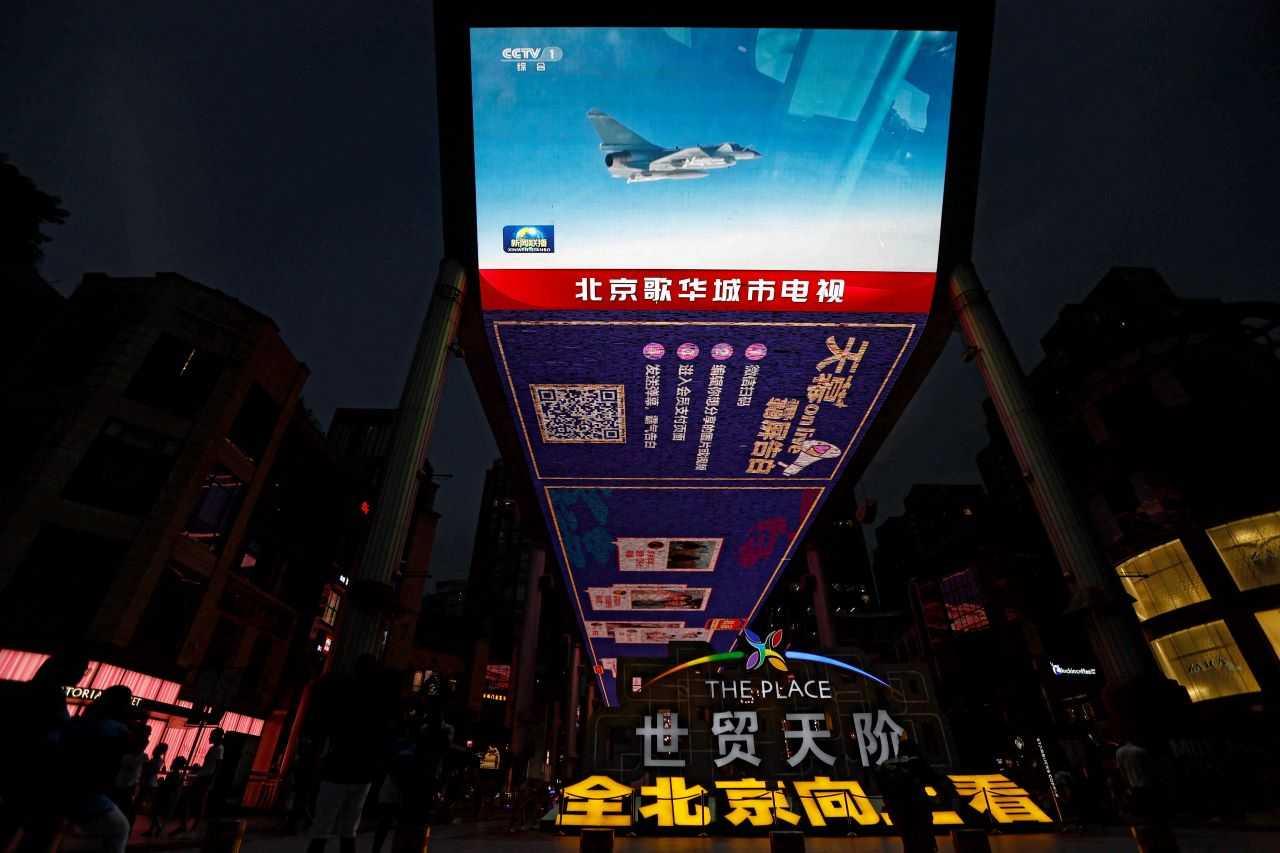A screen broadcasts news footage of an Air Force aircraft taking part in military drills by the Eastern Theatre Command of China's People's Liberation Army (PLA), in a shopping area in Beijing, China Aug 19. Photo: Reuters