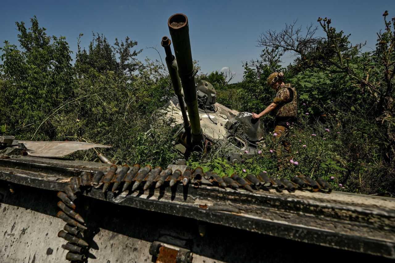 A Ukrainian serviceman inspects a turret of a destroyed Russian BMP-3 infantry fighting vehicle in the recently liberated village of Novodarivka, amid Russia's attack on Ukraine, in Zaporizhzhia region, Ukraine July 21. Photo: Reuters