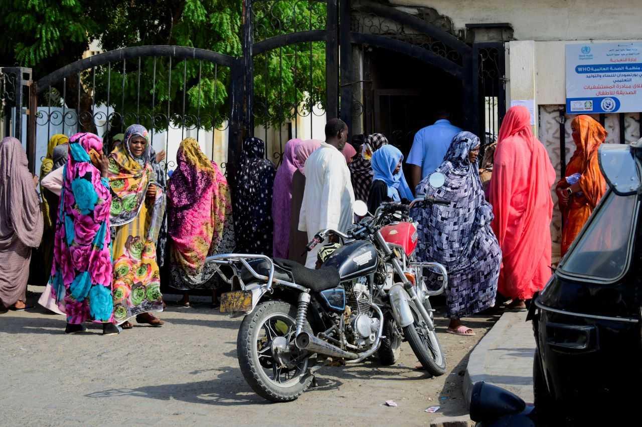 Sudanese families wait outside a hospital in Khartoum, Sudan, Aug 20. Photo: Reuters