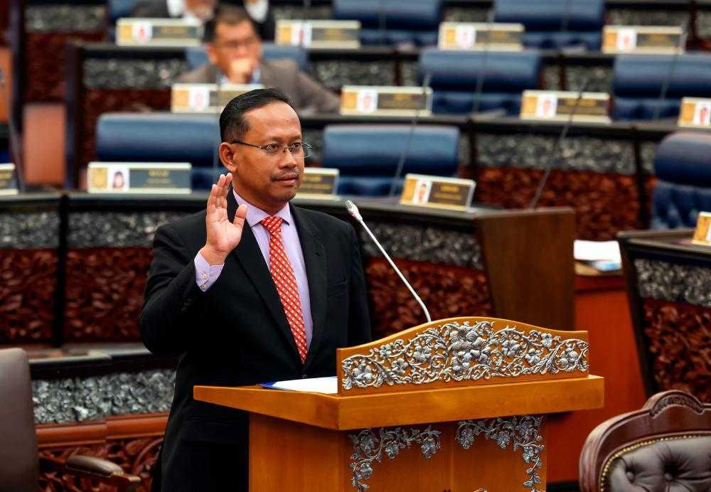 Suhaizan Kaiat mengangkat sumpah jawatan sebagai ahli Parlimen Pulai di Dewan Rakyat, Kuala Lumpur, 19 September. Gambar: Bernama