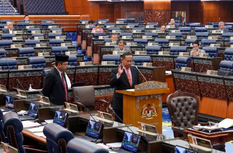Suhaizan Kaiat takes his oath of office as the MP for Pulai in Kuala Lumpur, Sept 19. Photo: Bernama