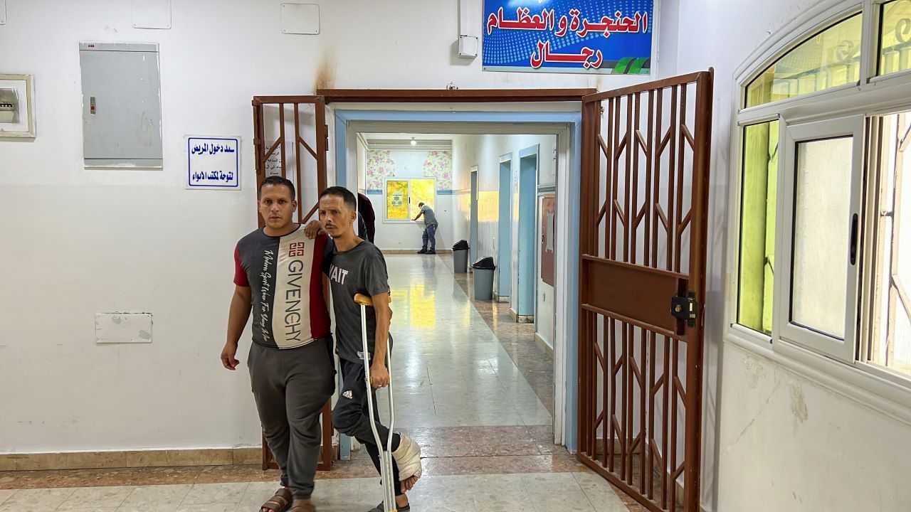 Seorang lelaki yang cedera berjalan di hospital Al Bayda berikutan banjir yang membawa maut, di Al Bayda, Libya 16 September. Gambar: Reuters