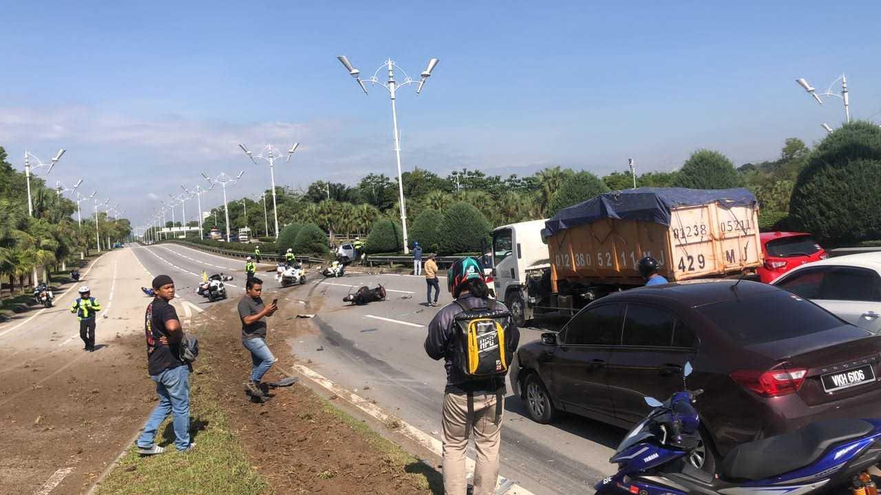 Lokasi nahas membabitkan sebuah lori yang merempuh beberapa kenderaan termasuk motosikal anggota polis trafik di KM5.7 Jalan Persiaran Utara, Putrajaya. Gambar: Facebook