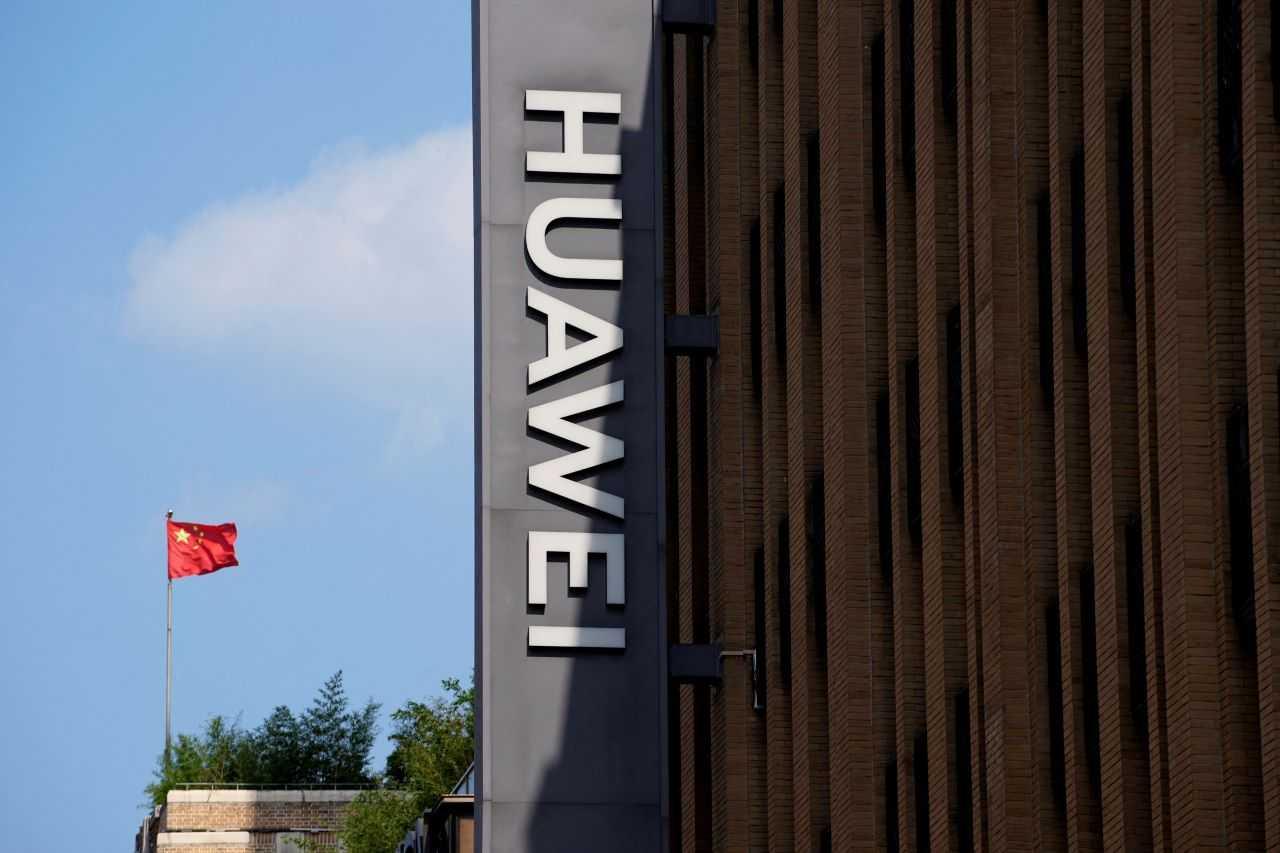 A Chinese flag flutters near a Huawei store in Shanghai, China Sept 8. Photo: Reuters