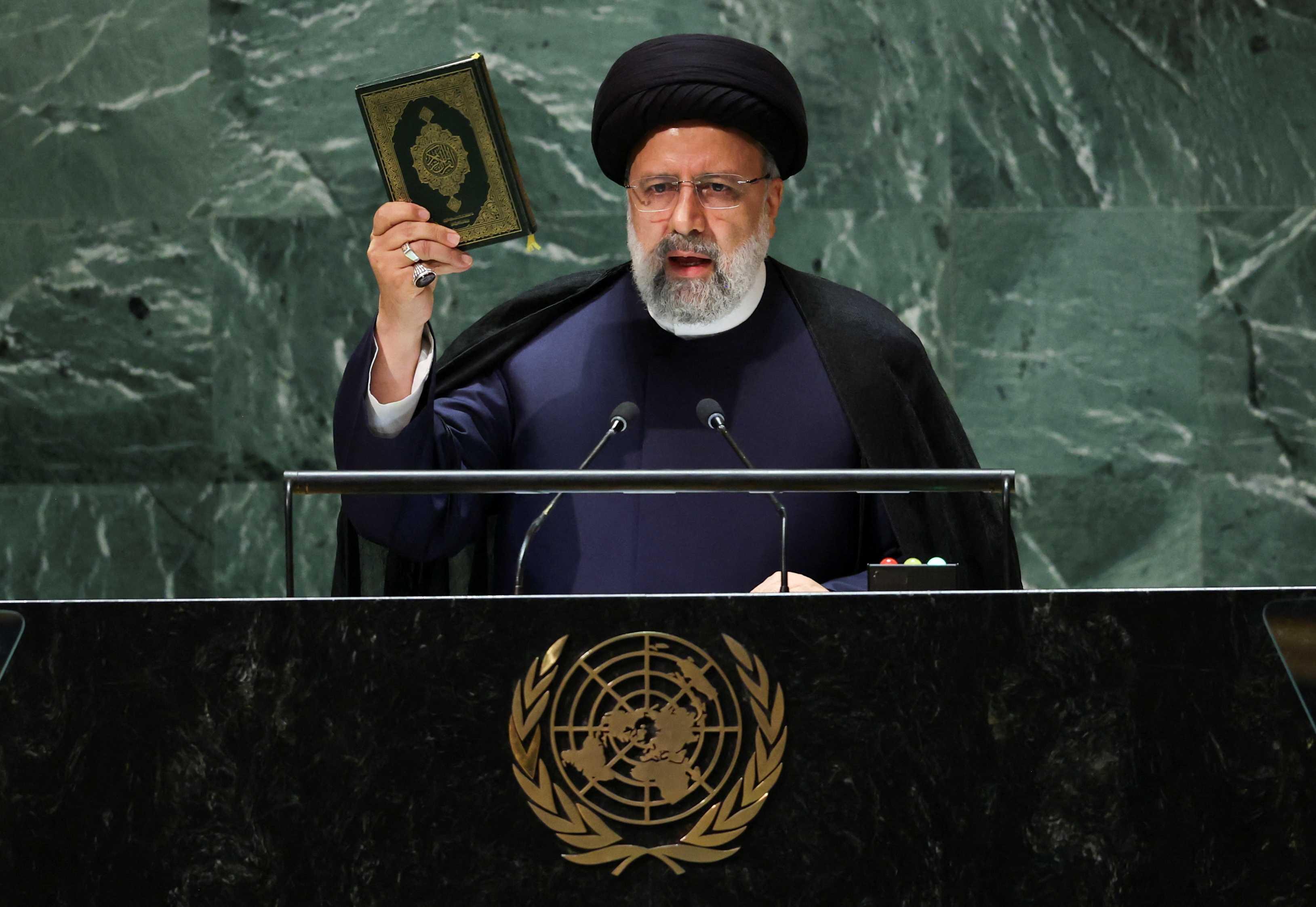 Presiden Iran Ebrahim Raisi memegang kitab suci al-Quran ketika berucap pada sesi ke-78 Perhimpunan Agung PBB di New York, Amerika Syarikat, 19 September. Gambar: Reuters