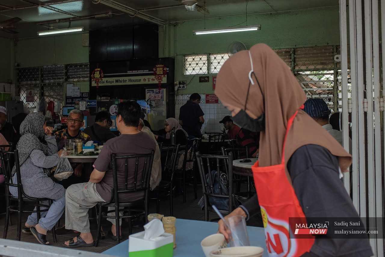 Pelanggan bersarapan di sebuah kopitiam di Kota Bharu, Kelantan pada 4 Jun.