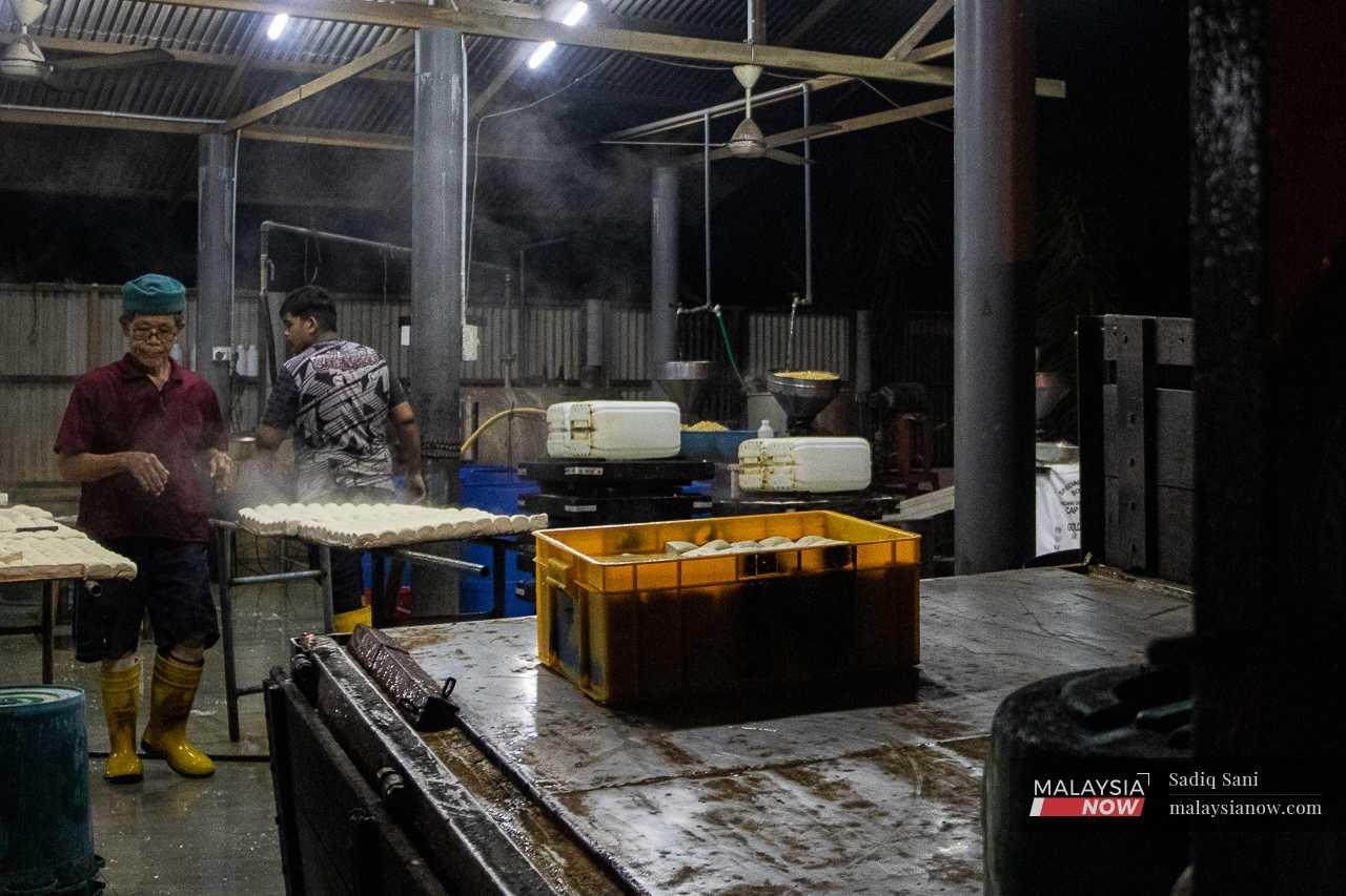 Naim mampu menghasilkan antara 4,000 hingga 5,000 keping tauhu di kilang kecilnya setiap malam.