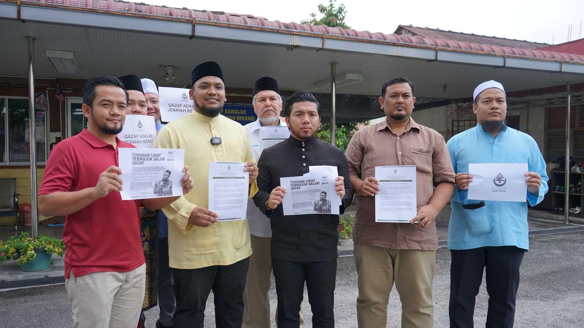 Yang di-Pertua Abim Perak, Mohamad Saifuddin Abdul Latiff (dua dari kiri) selepas mengemukakan laporan kepada Bahagian Penguatkuasaan Undang-undang Syariah JAIPk, di Ipoh hari ini, 22 September. Gambar: Facebook Abim Perak